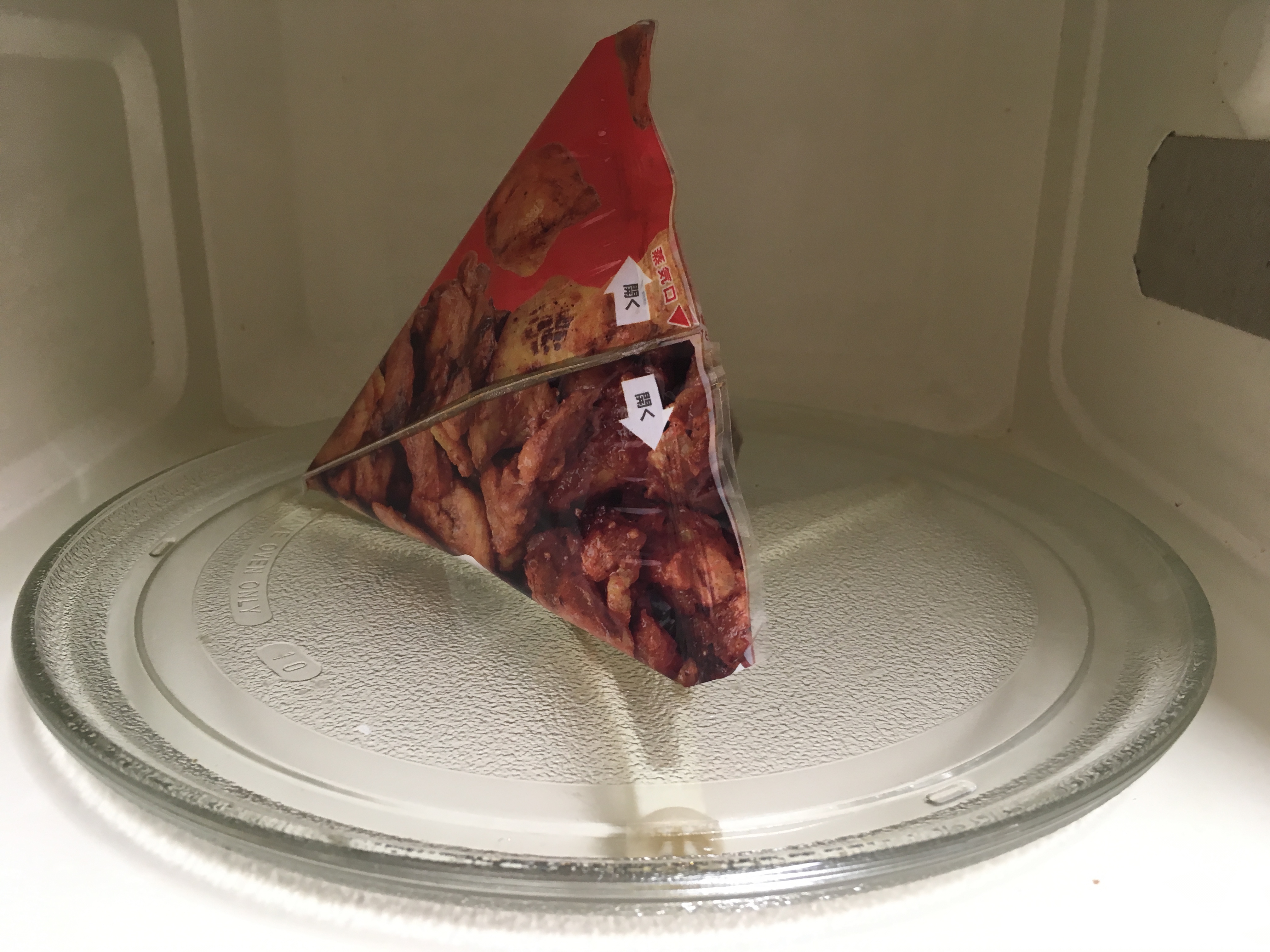 レンジで温められたおつまみタンドリー風チキン