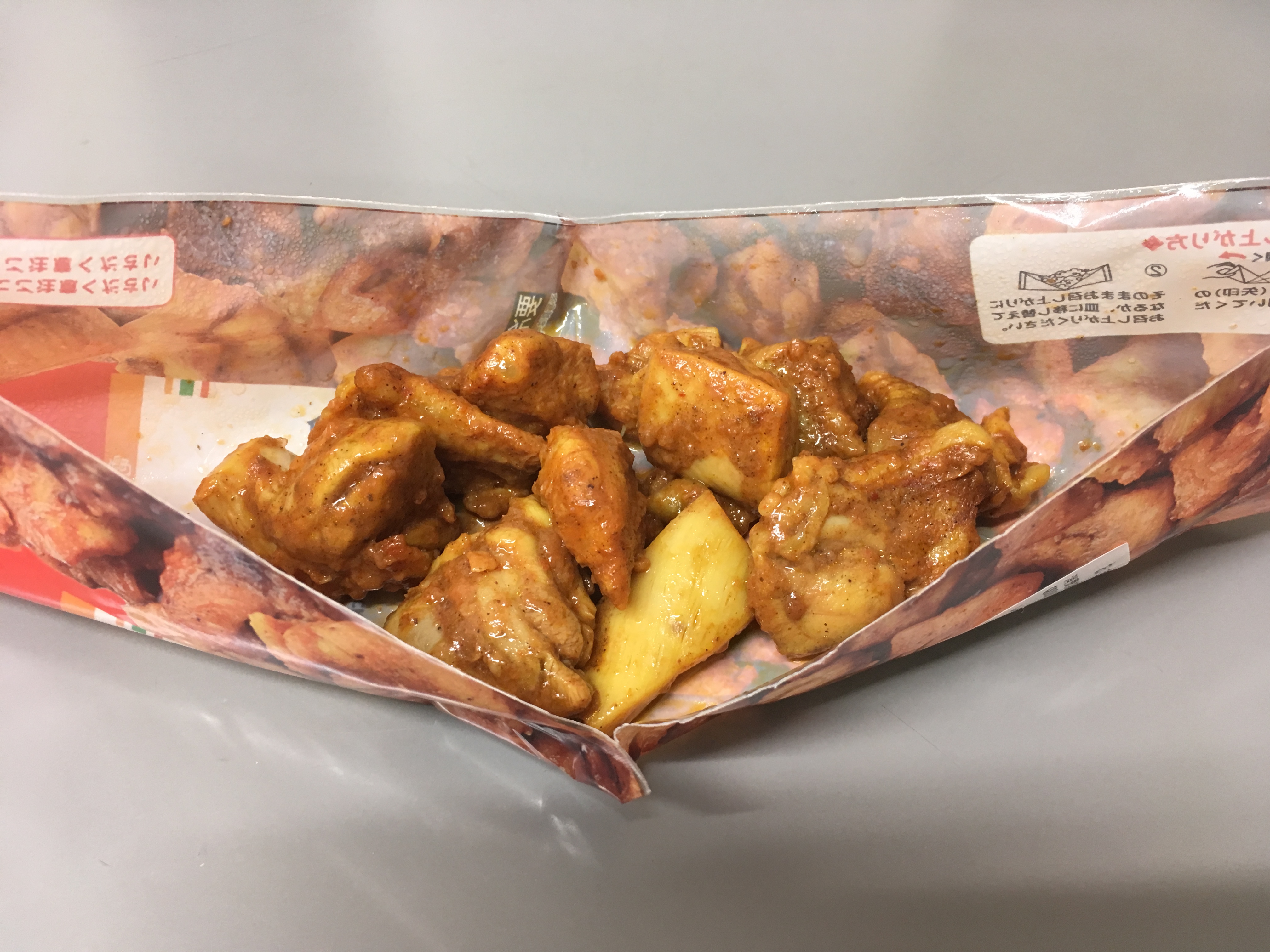 開封されたおつまみタンドリー風チキン