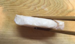 ローソンのサラダチキンレモンの横から見た図