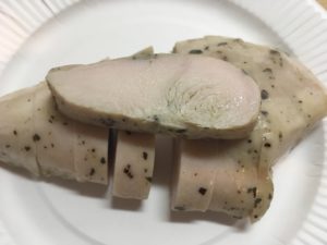 アマタケのサラダチキンガーリックの断面