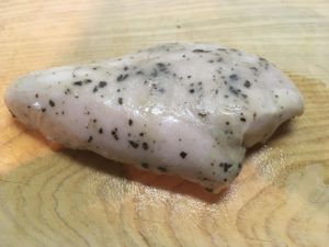 アマタケのサラダチキンガーリックの見た目