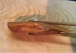 ミニストップのサラダチキンスモークの横から見た図