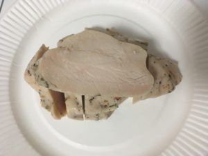デイリーヤマザキのサラダチキンハーブの断面