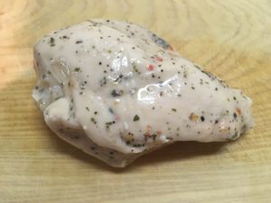 デイリーヤマザキのサラダチキンハーブの見た目