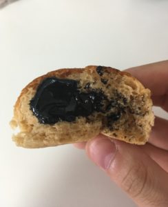 黒ごまジャムとローソンのブランパン
