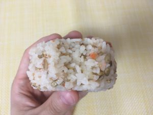 ファミマのスーパー大麦バーリーマックス入り鮭ごまおにぎり