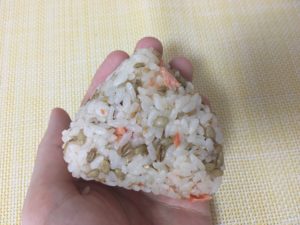 ファミマのスーパー大麦バーリーマックス入り鮭ごまおにぎり