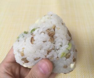 ファミマのスーパー大麦バーリーマックス入り枝豆チーズおにぎり