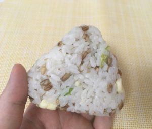 ファミマのスーパー大麦バーリーマックス入り枝豆チーズおにぎり