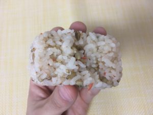 ファミマのスーパー大麦バーリーマックス入り鮭ごまおにぎり