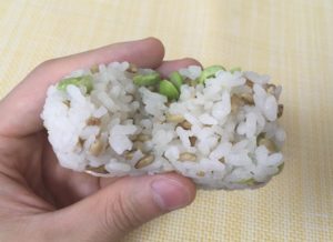 ファミマのスーパー大麦バーリーマックス入り枝豆チーズおにぎり