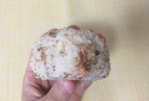 ファミマのスーパー大麦バーリーマックス入り鮭ごまおにぎり