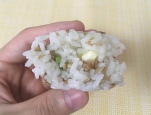 ファミマのスーパー大麦バーリーマックス入り枝豆チーズおにぎり