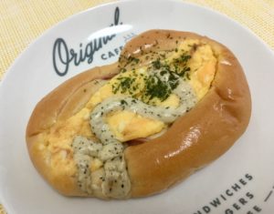 ローソンの大麦のハムたまごロール