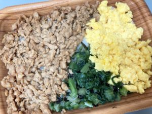 ファミマの鶏そぼろ弁当