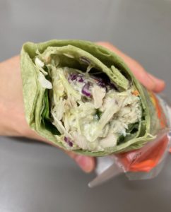 ファミマのラップスティック サラダチキン(粉チーズ入りバジルマヨ仕立て