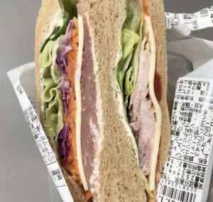 ファミマの生ハムとベーコンと野菜