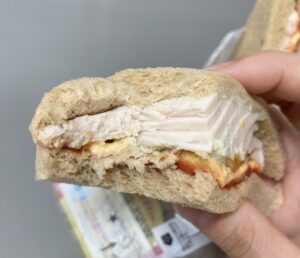 ファミマの全粒粉サンド サラダチキンとたまご(トマトとバジルのソース)