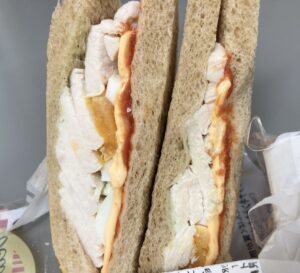 ファミマの全粒粉サンド サラダチキンとたまご(トマトとバジルのソース)