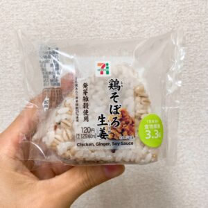 セブンの発芽雑穀米おむすび 鶏そぼろ生姜