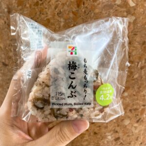 セブンのもち麦もっちり!梅こんぶおむすび