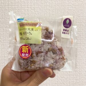 ファミマのスーパー大麦おにぎり 梅ゆかり