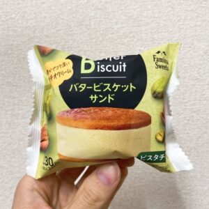 ファミマのバタービスケットサンド ピスタチオ